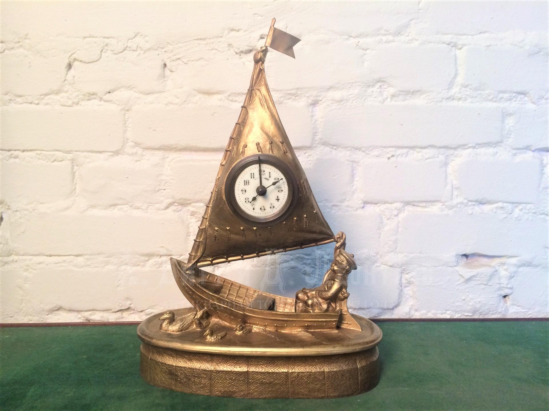 Настольные антикварные часы Мальчик в лодке с будильником золоченые