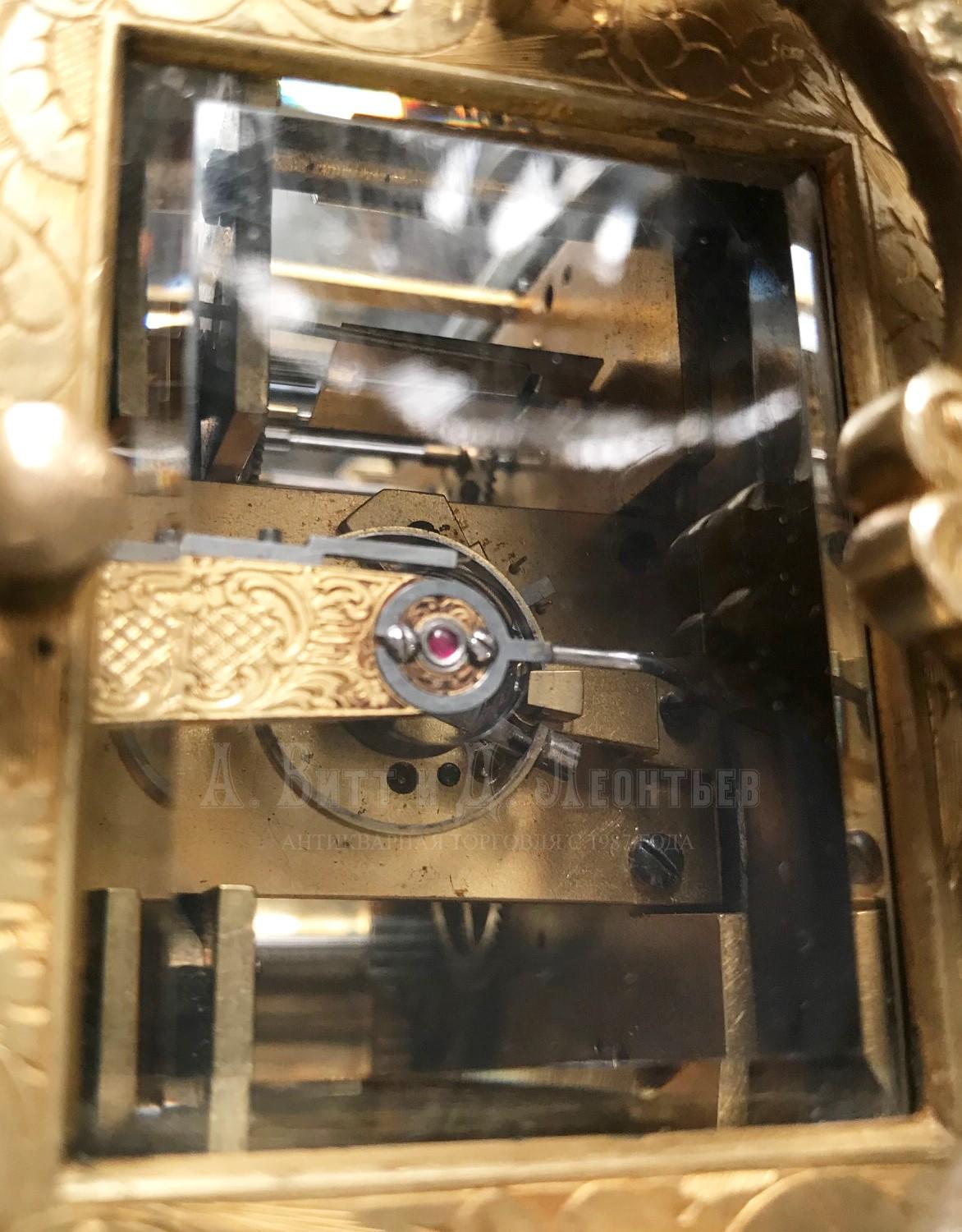 Антикварные каретные часы каретник бронзовые золоченые получасовой репетир с календарем