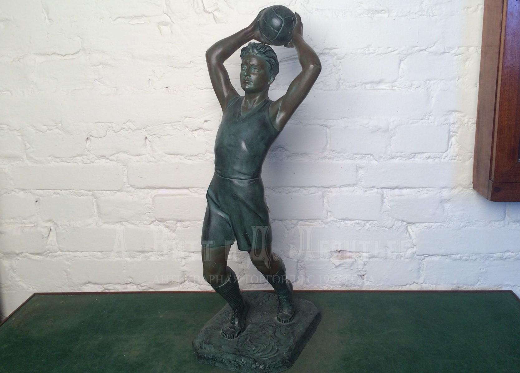 Скульптура старинная антикварная скульптура Футболист Вбрасывание мяча из-за боковой в футбол.