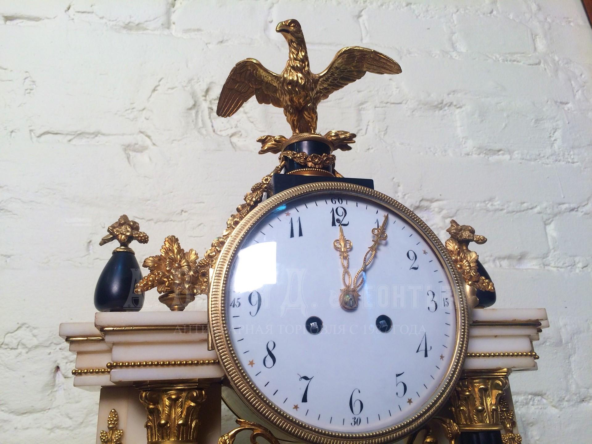 Антикварные старинные каминные часы портик мрамор и бронза