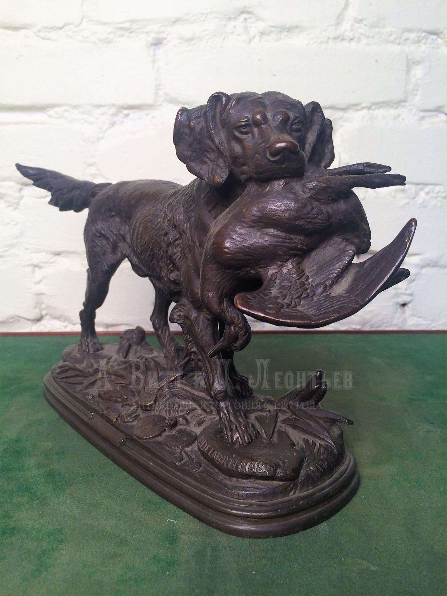 Антикварная охотничья бронзовая скульптура собака сеттер с уткой Edouard Delabriere