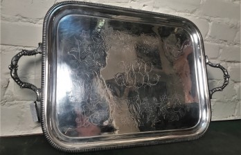Большой антикварный посеребренный поднос с гравировкой и монограммой