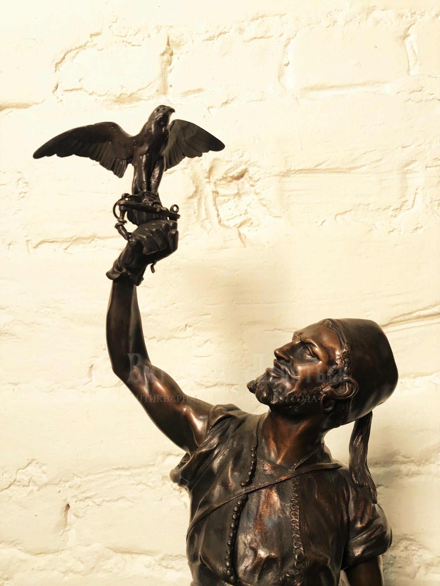 Бронзовая антикварная скульптура Охотник с соколом, Пьер Жюль Мен