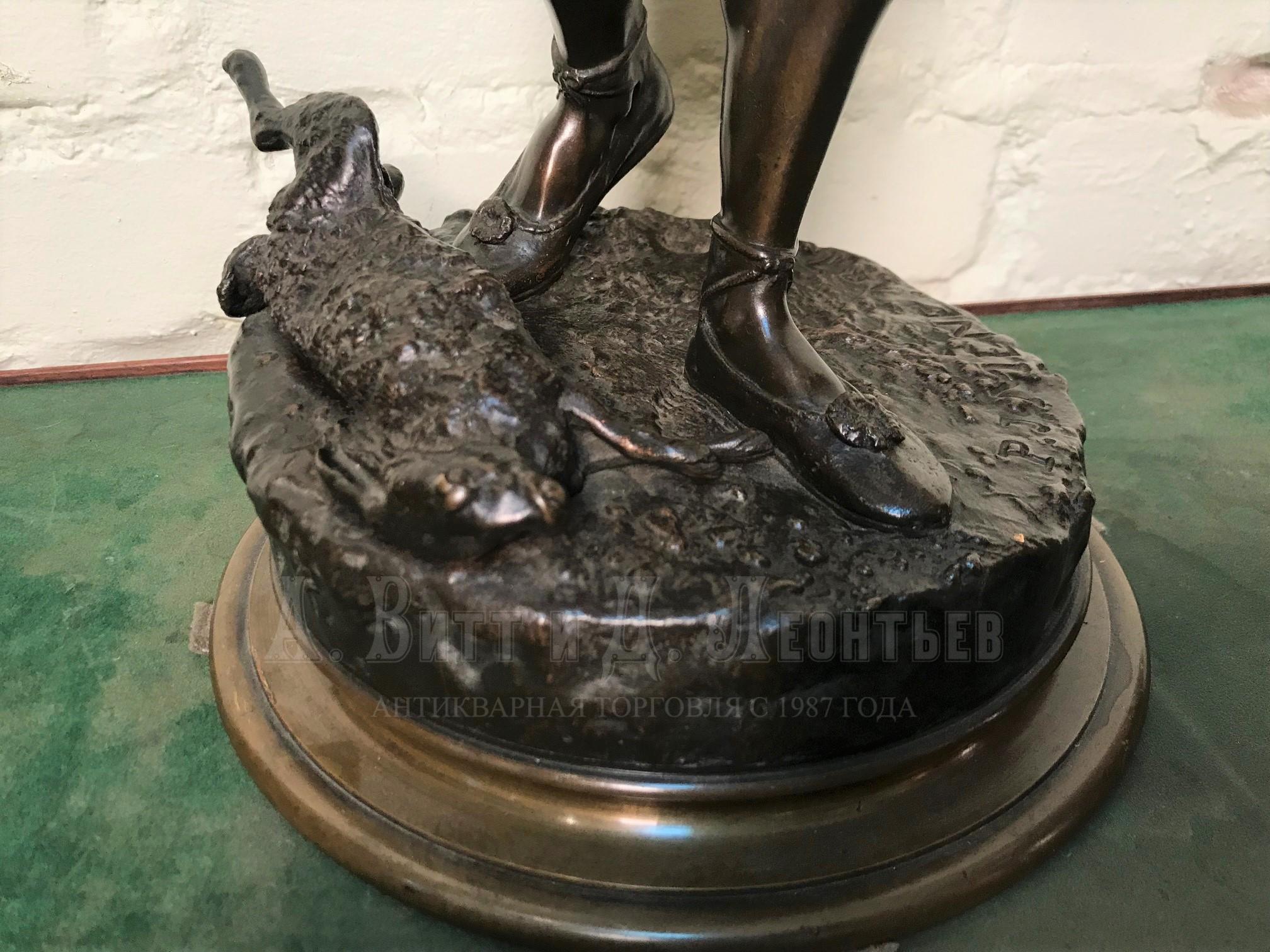 Бронзовая антикварная скульптура Охотник с соколом, Пьер Жюль Мен