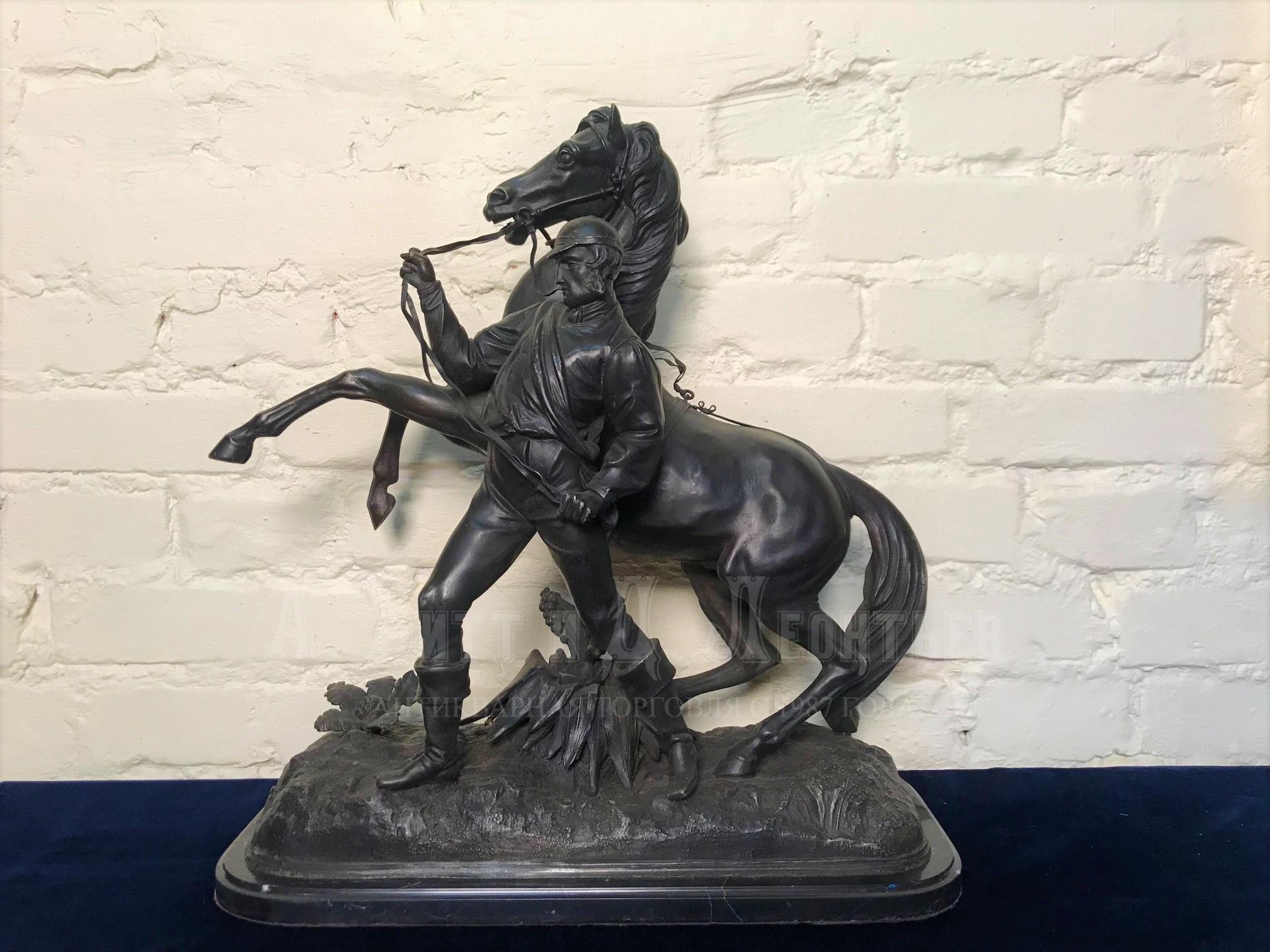 Жокей и жеребец антикварная скульптура скаковая лошадь скачки