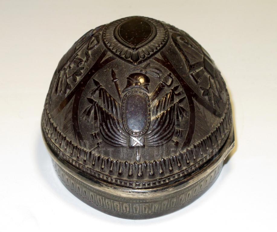 Антикварная шкатулка из резного кокоса в серебряной оправе