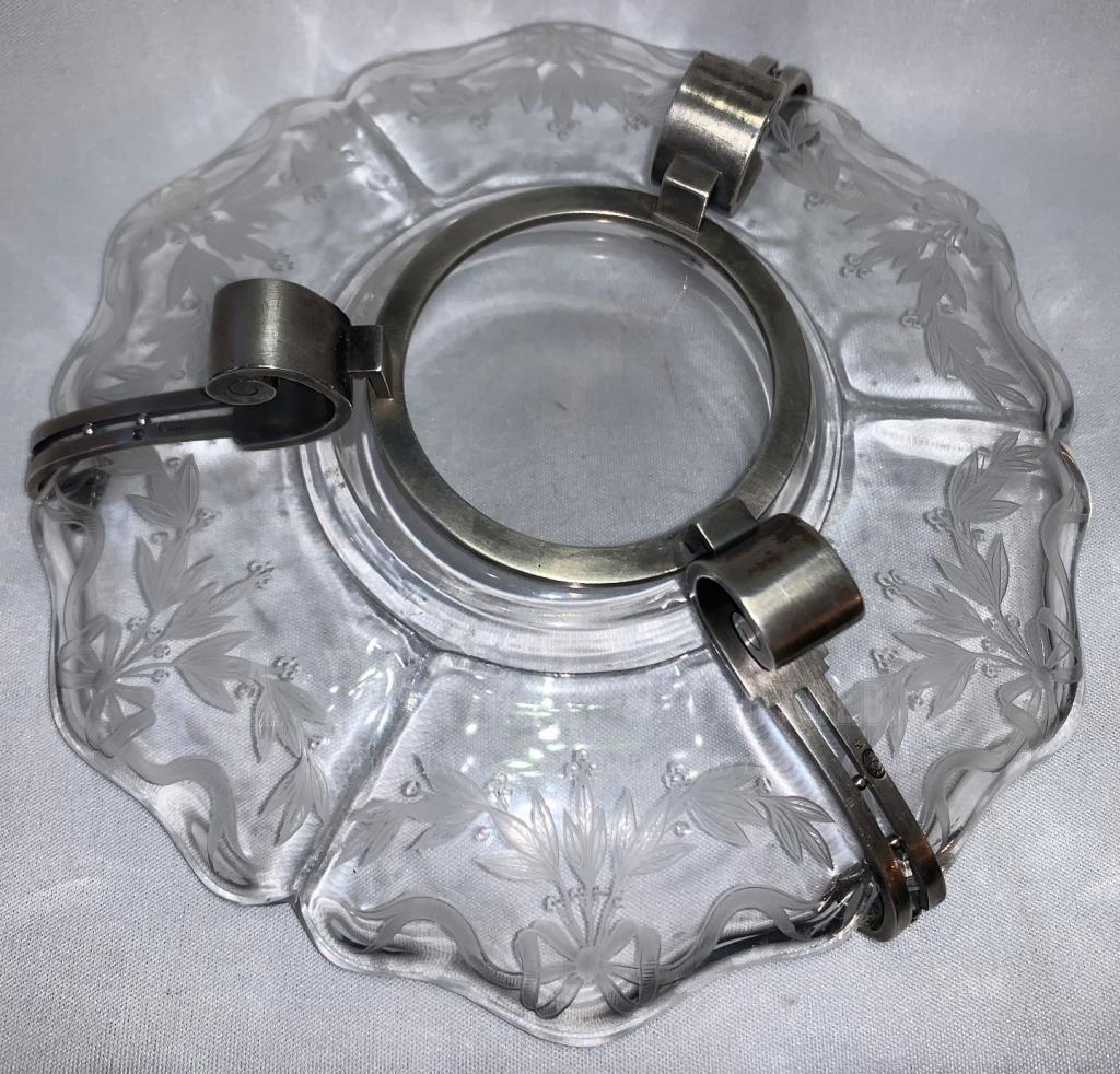 Стеклянная ваза с серебряным основанием фирмы Фаберже