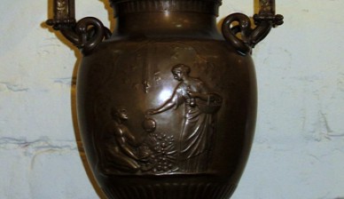 Антикварная лампа в античном стиле