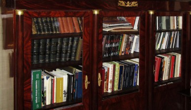 Ампирный книжный шкаф красного дерева
