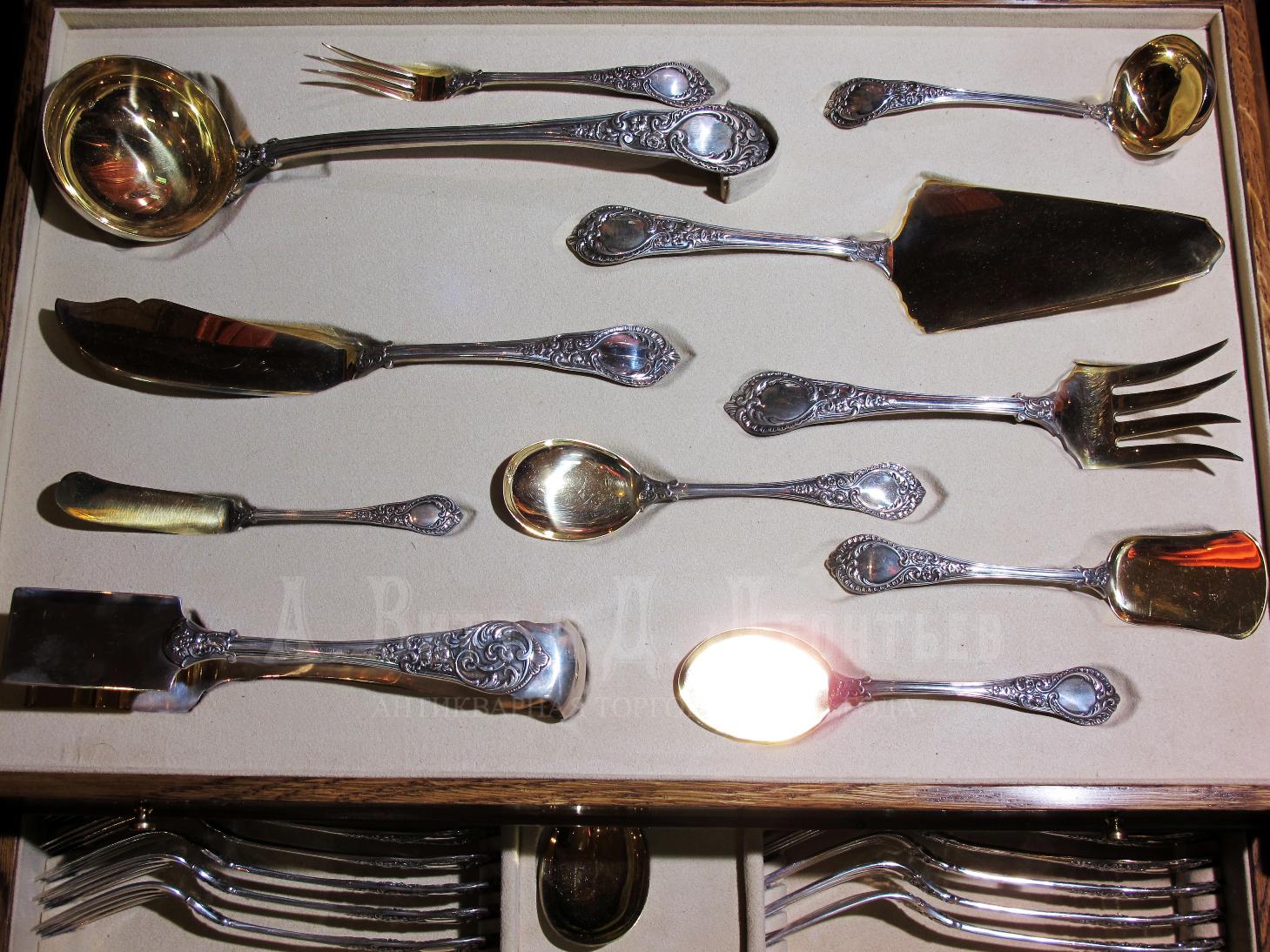 Антикварный серебряный столовый сервиз на 12 персон