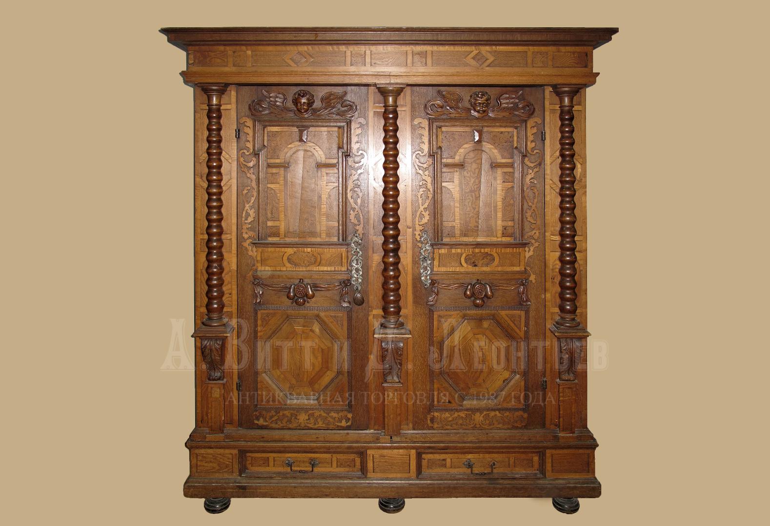 Антикварный шкаф середины 17 века