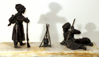 Казаки-охотники у костра - Антикварная кабинетная скульптура