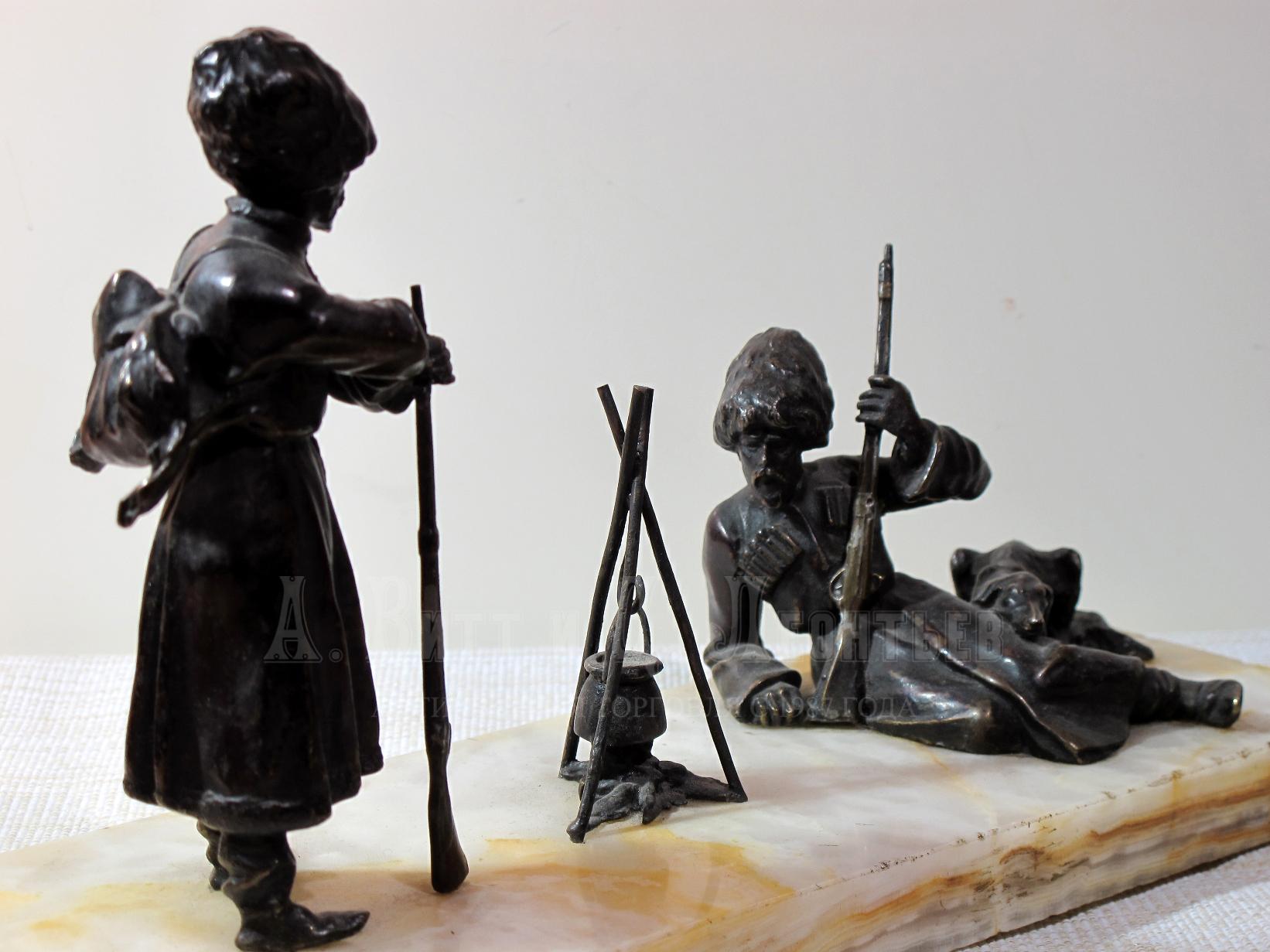 Казаки-охотники у костра - Антикварная кабинетная скульптура