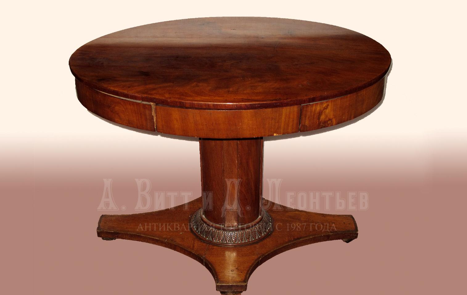 Антикварный овальный гостиный стол из красного дерева