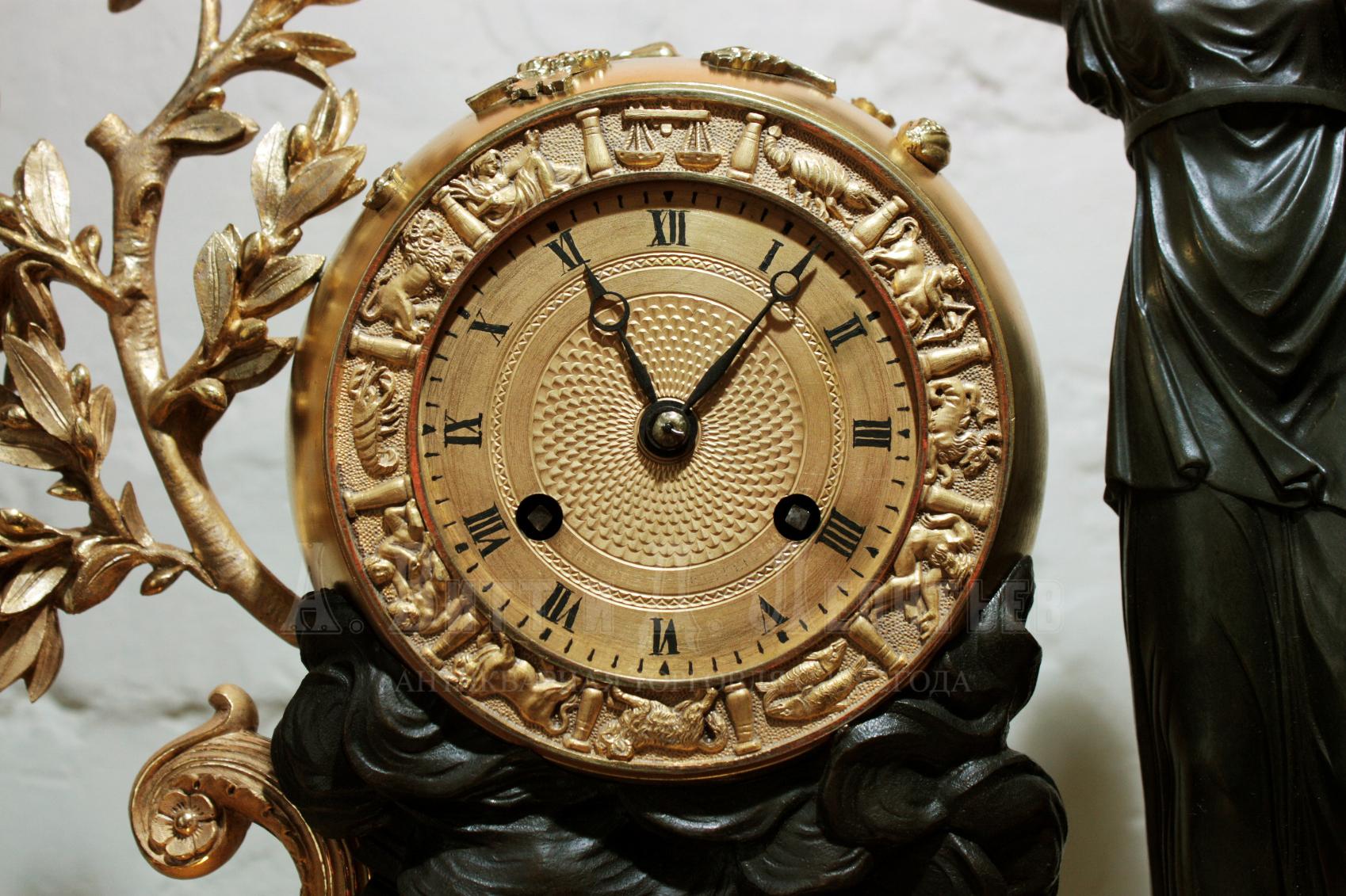 Каминные бронзовые антикварные часы Рог изобилия