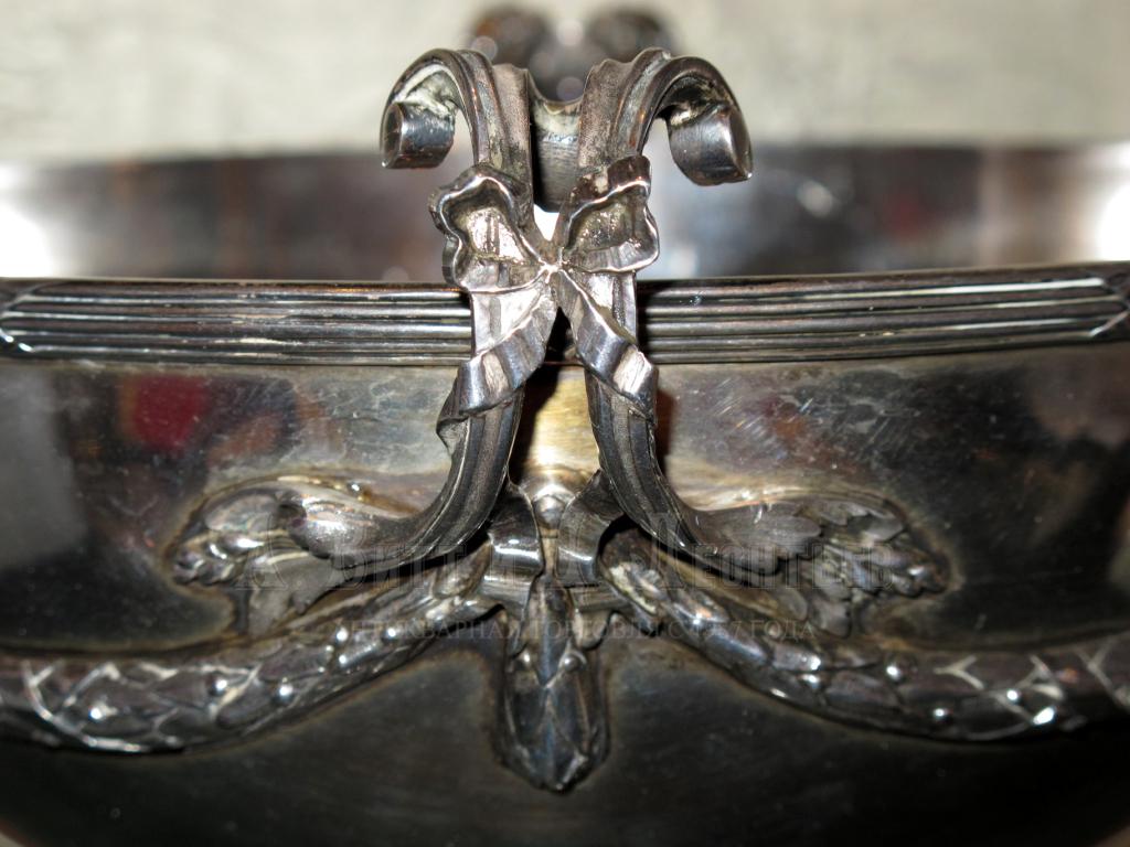 Антикварная серебряная ваза с гирляндами