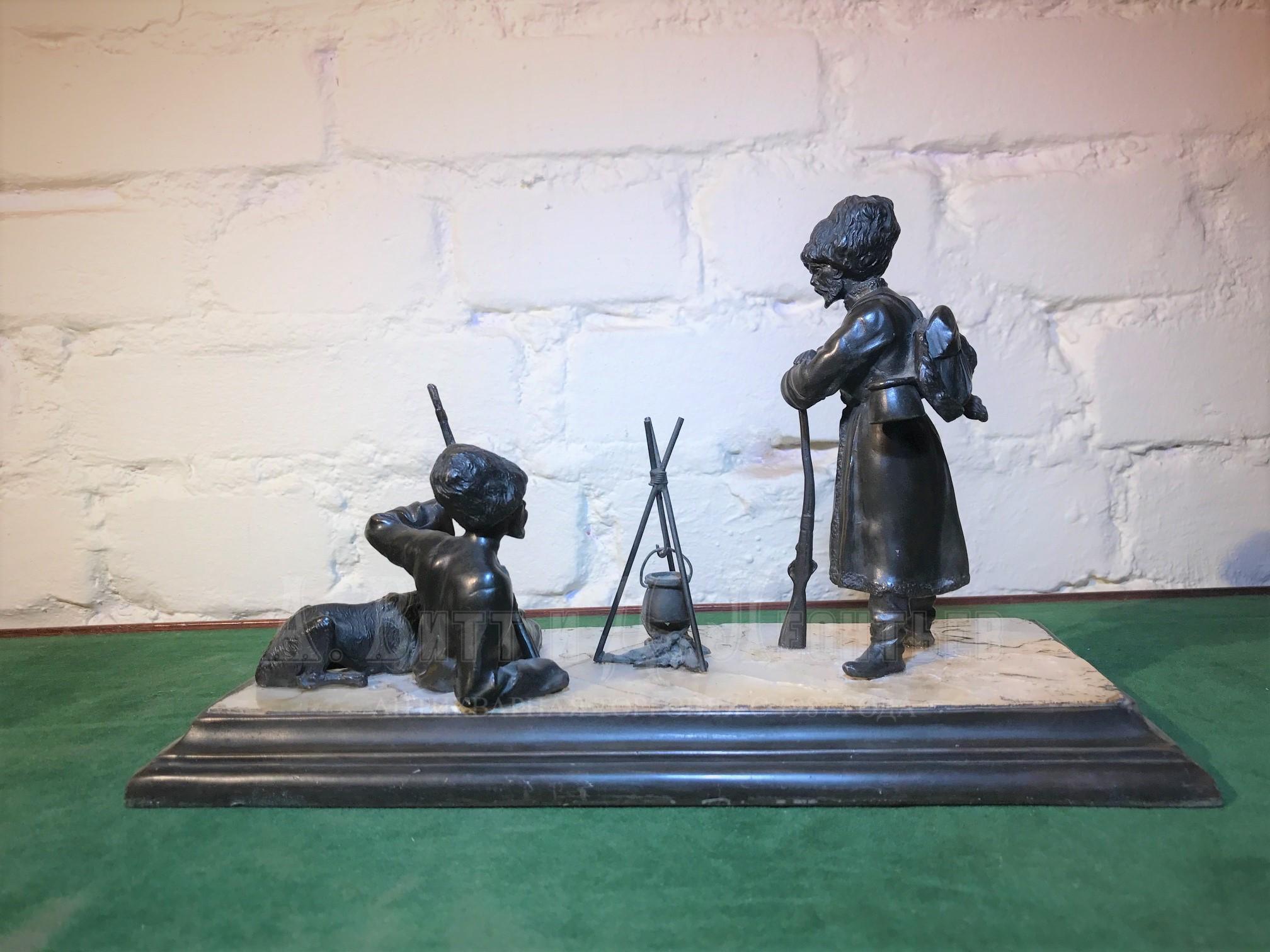 Скульптура казаки охотники у костра