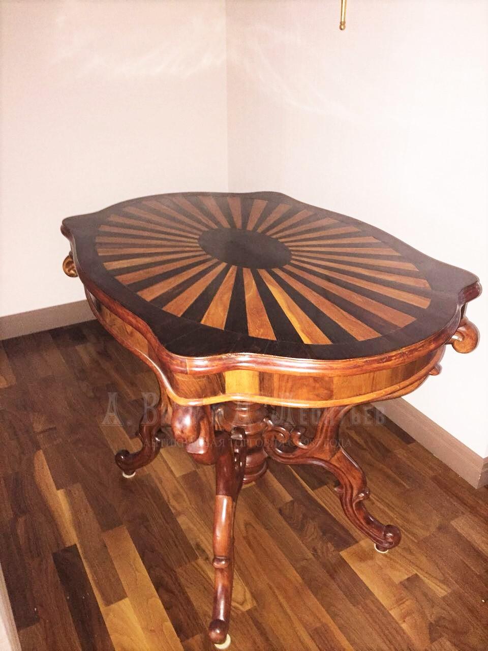 Антикварный овальный гостиный ореховый русский резной стол