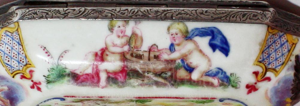 Фарфоровая овальная живописная табакерка 18 век